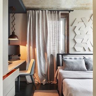 Imagen de dormitorio principal, industrial, pequeño, con paredes blancas, suelo vinílico y suelo negro