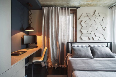 Стильный дизайн: маленькая хозяйская спальня в стиле лофт с белыми стенами, полом из винила и черным полом для на участке и в саду - последний тренд