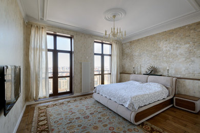 Modelo de dormitorio principal ecléctico grande con paredes beige y suelo de madera oscura
