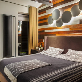 Modelo de dormitorio principal, industrial, con paredes marrones, suelo de madera en tonos medios y suelo marrón