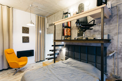 На фото: спальня на мансарде в стиле лофт с