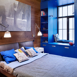 Imagen de dormitorio principal, contemporáneo, de tamaño medio, con suelo de madera en tonos medios y paredes marrones