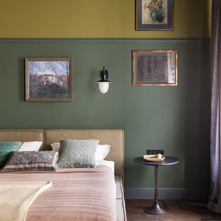 75+ Schlafzimmer mit grüner Wandfarbe und dunklem Holzboden Ideen