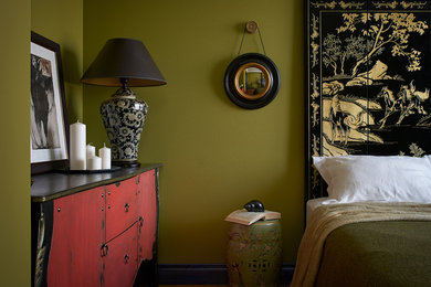 Свежая идея для дизайна: маленькая хозяйская спальня: освещение в стиле фьюжн с зелеными стенами - отличное фото интерьера