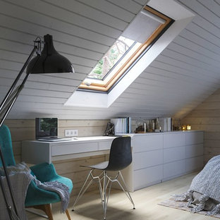 Diseño de dormitorio nórdico, de tamaño medio, con suelo laminado