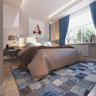 Ejemplo de dormitorio principal, actual, pequeño, sin chimenea, con paredes grises, suelo laminado y suelo beige