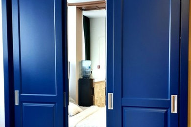 Стильный дизайн: хозяйская спальня среднего размера в современном стиле - последний тренд