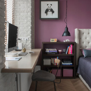 Diseño de dormitorio actual con paredes púrpuras y suelo de madera en tonos medios