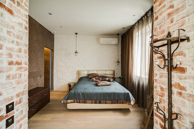 Идея дизайна: спальня среднего размера в современном стиле с бежевыми стенами и светлым паркетным полом