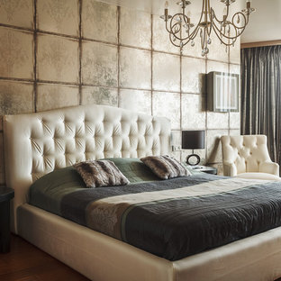 Imagen de dormitorio principal, ecléctico, de tamaño medio, sin chimenea, con suelo de madera en tonos medios, paredes beige y suelo naranja