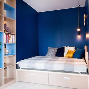 Ejemplo de dormitorio principal, contemporáneo, pequeño, con paredes azules, suelo laminado y suelo beige