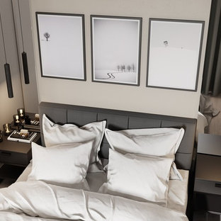 Diseño de dormitorio principal, contemporáneo, pequeño, sin chimenea, con paredes beige, suelo laminado y suelo beige