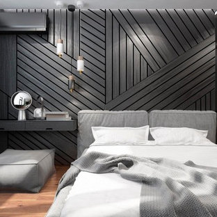 Diseño de dormitorio principal, actual, pequeño, con paredes negras y suelo de madera oscura