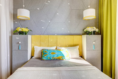 他の地域にある小さなコンテンポラリースタイルのおしゃれな主寝室 (グレーの壁、ラミネートの床、ベージュの床) のインテリア
