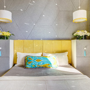Modelo de dormitorio principal, contemporáneo, pequeño, con paredes grises, suelo laminado y suelo beige