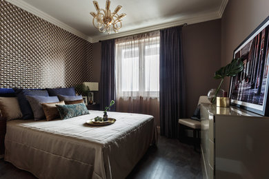 他の地域にある中くらいなコンテンポラリースタイルのおしゃれな主寝室 (茶色い壁)