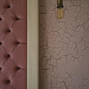 Diseño de dormitorio urbano, de tamaño medio, con paredes grises, suelo laminado, chimenea lineal, marco de chimenea de yeso y suelo gris