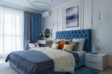 Источник вдохновения для домашнего уюта: большая хозяйская спальня в современном стиле с белыми стенами, паркетным полом среднего тона и бежевым полом