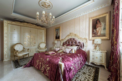 На фото: хозяйская спальня в классическом стиле с бежевыми стенами