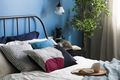 Стильный дизайн: хозяйская спальня среднего размера в скандинавском стиле с синими стенами, полом из ламината и коричневым полом - последний тренд