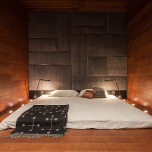 Imagen de dormitorio principal, asiático, con suelo de madera en tonos medios