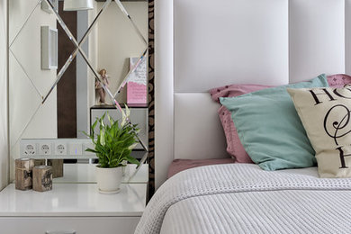 Идея дизайна: хозяйская спальня среднего размера в современном стиле с бежевыми стенами, темным паркетным полом и коричневым полом