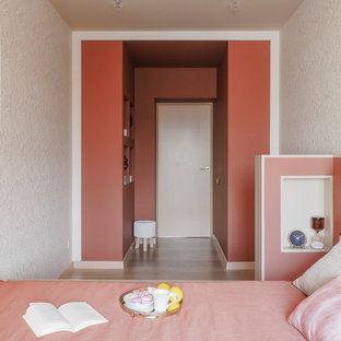 Foto de dormitorio principal, actual, pequeño, con paredes blancas, suelo de madera clara y suelo beige