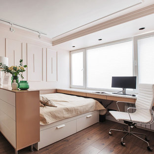 Ejemplo de dormitorio principal, clásico renovado, con paredes rosas, suelo de madera en tonos medios y suelo marrón