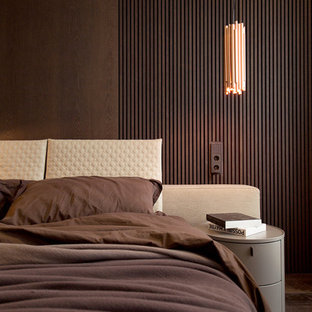 Diseño de dormitorio actual con paredes marrones, suelo de madera oscura y suelo marrón