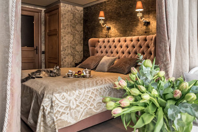 На фото: хозяйская спальня среднего размера в стиле неоклассика (современная классика) с разноцветными стенами и темным паркетным полом с