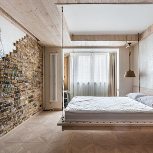 Mittelgroßes Maritimes Hauptschlafzimmer mit beiger Wandfarbe, beigem Boden, Holzdecke und Ziegelwänden in Moskau