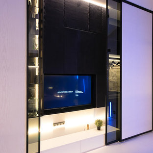 Imagen de dormitorio principal, contemporáneo, de tamaño medio, con paredes blancas, suelo de madera pintada y suelo blanco