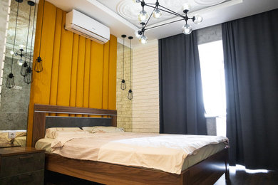 Свежая идея для дизайна: хозяйская спальня среднего размера в стиле фьюжн с желтыми стенами и паркетным полом среднего тона без камина - отличное фото интерьера