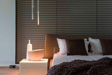 Свежая идея для дизайна: спальня с серыми стенами и бежевым полом - отличное фото интерьера