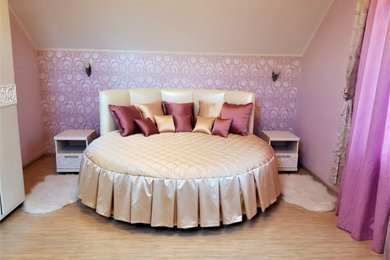 На фото: хозяйская спальня среднего размера с