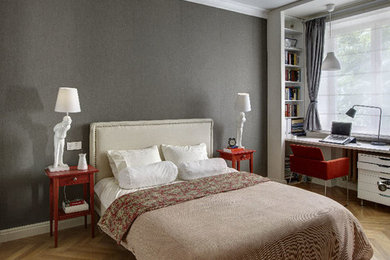 На фото: хозяйская спальня в стиле неоклассика (современная классика) с серыми стенами и паркетным полом среднего тона