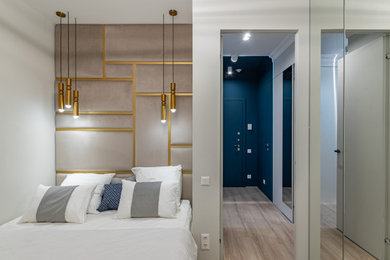 Стильный дизайн: маленькая хозяйская спальня в скандинавском стиле с серыми стенами, полом из ламината и бежевым полом - последний тренд
