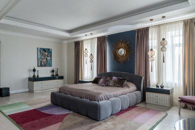 Diseño de dormitorio principal bohemio con paredes beige, suelo de madera clara y suelo beige