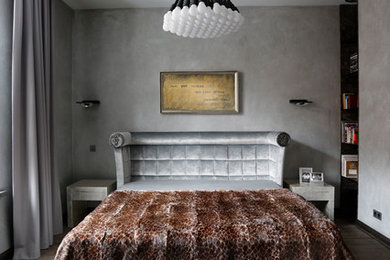 Diseño de dormitorio principal industrial pequeño con paredes grises, suelo de madera oscura y suelo gris