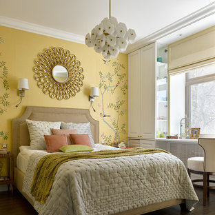 Imagen de dormitorio principal, tradicional, con suelo de madera oscura, suelo marrón y paredes amarillas