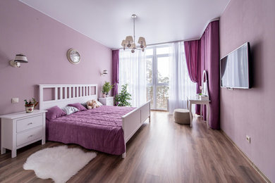 Пример оригинального дизайна: хозяйская спальня среднего размера в стиле неоклассика (современная классика) с розовыми стенами и полом из ламината без камина