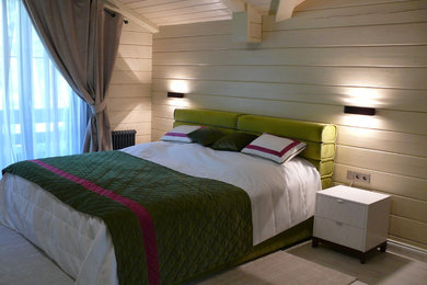Diseño de dormitorio principal y beige rústico de tamaño medio con paredes beige, suelo de madera clara, suelo beige, madera y vigas vistas