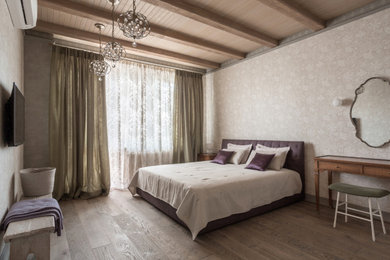 Imagen de dormitorio actual con paredes grises, suelo de madera oscura y suelo marrón