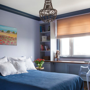 Imagen de dormitorio principal, clásico renovado, con paredes púrpuras, moqueta y suelo multicolor