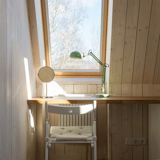 Imagen de dormitorio principal, rústico, de tamaño medio, sin chimenea, con paredes blancas, suelo de madera en tonos medios y suelo amarillo