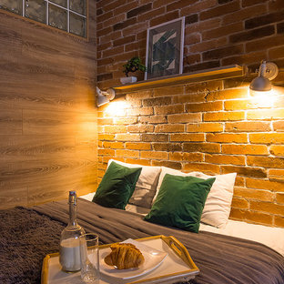Ejemplo de dormitorio principal, urbano, pequeño, con paredes marrones, suelo laminado, chimenea lineal y suelo beige
