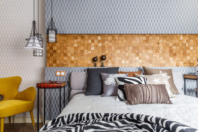 Идея дизайна: спальня в стиле фьюжн с разноцветными стенами, темным паркетным полом и коричневым полом