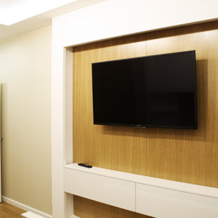 Idee per una camera degli ospiti minimal di medie dimensioni con pareti beige, pavimento in legno massello medio e pavimento giallo