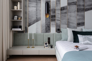 Mittelgroßes Modernes Hauptschlafzimmer mit braunem Holzboden, grauer Wandfarbe und braunem Boden in Sankt Petersburg