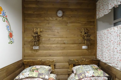 Пример оригинального дизайна: маленькая гостевая спальня (комната для гостей) в стиле кантри с белыми стенами и полом из ламината для на участке и в саду